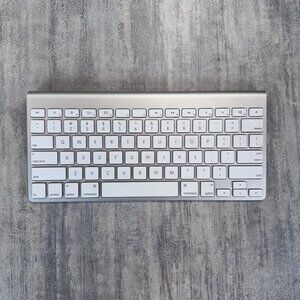 Genuine Apple Wireless Keyboard (A1314) - White/Silver QWERTY Tested